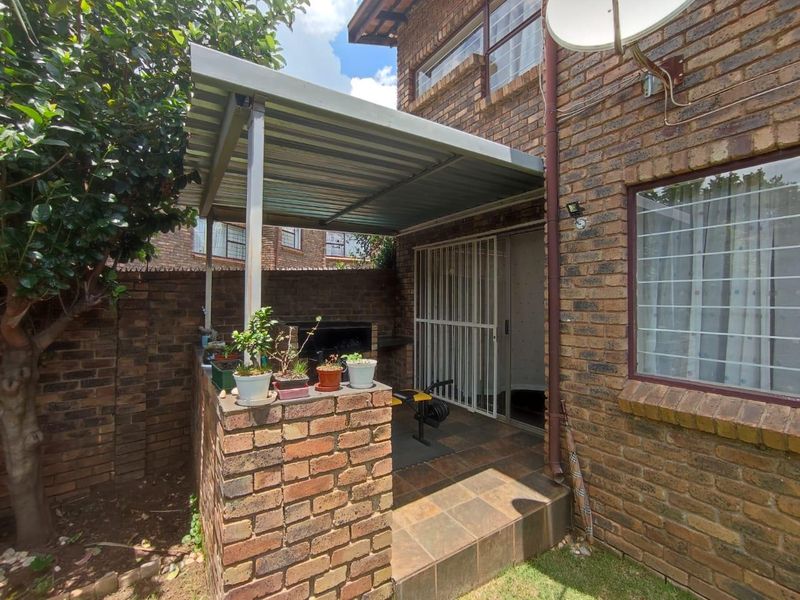 LOOKING FOR A LOVELY, EASY-TO-OWN APARTMENT IN A PEACEFUL NEIGHBOURHOOD? LOOK NO FURTHER! - Photo 6