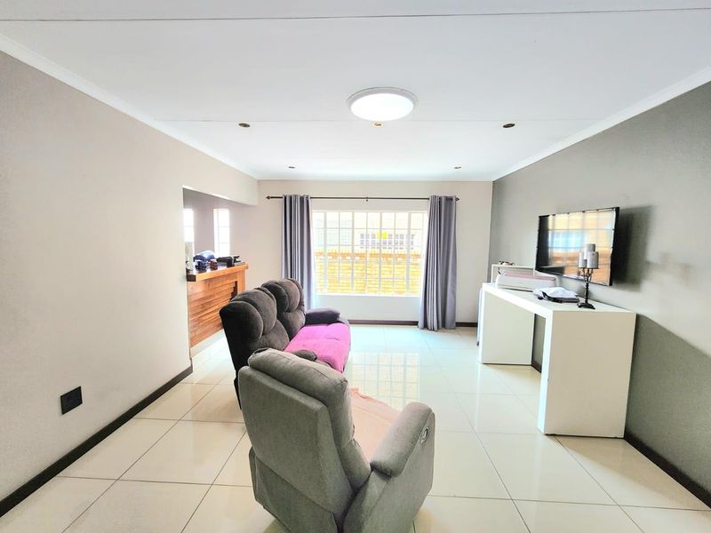 Exclusive Home in Sunward Park - Photo 9