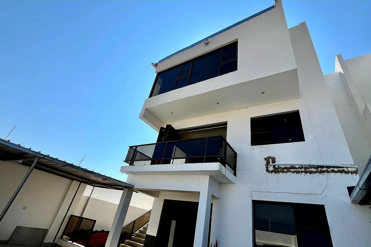 Modern Executive 5 Bedroom Home with a 1 Bedroom flat / Luxury BnB – Gamsa Street, Windhoek - Photo 4
