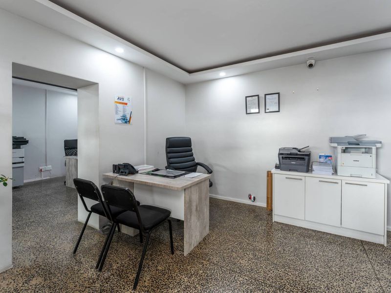 Stunning Commercial Space In Goodwood - Photo 4