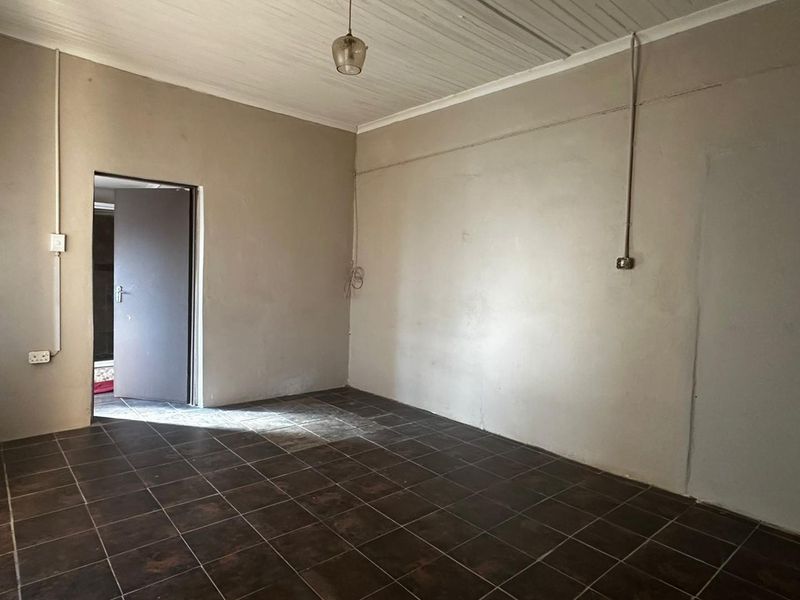 Spacious 3-Bedroom Home with Huge Erf in Peaceful Dealesville - Photo 8