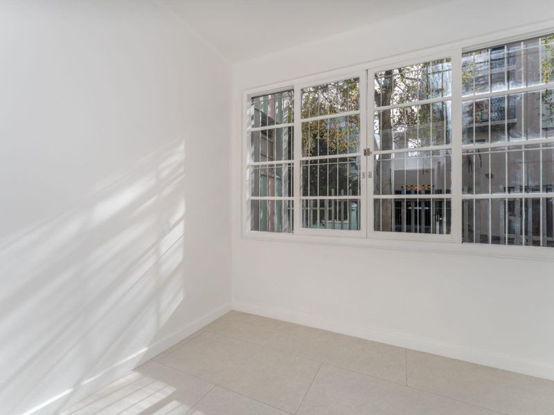 Stylish Renovated 2-Bedroom - Photo 7