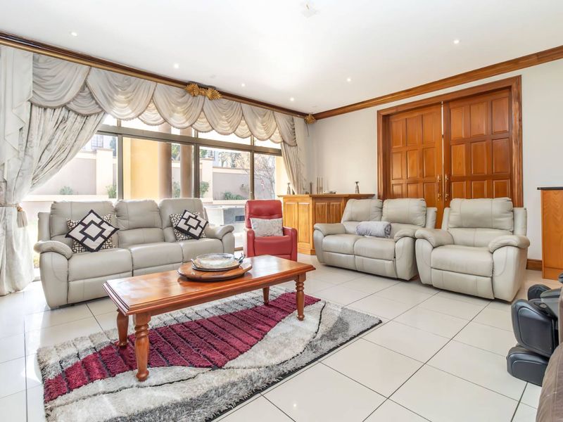 Extended family living in the heart of the Kyalami Estate - Photo 8