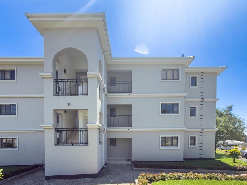 Stylish Ground Floor Living in Sought-After La Maison Royale - Photo 3