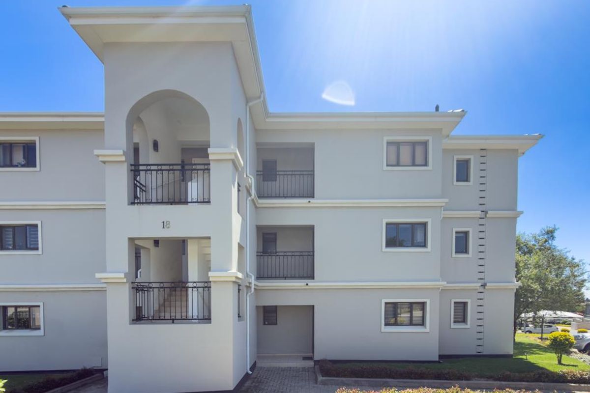 Stylish Ground Floor Living in Sought-After La Maison Royale - Photo 3