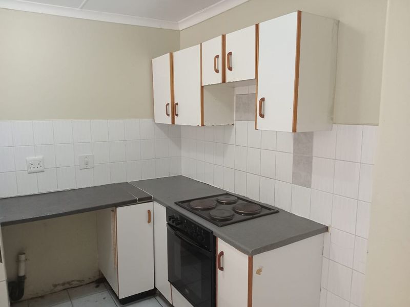 Cozy & Convenient 2-Bedroom Flat with Classic Charm - Photo 4