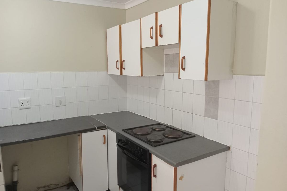 Cozy & Convenient 2-Bedroom Flat with Classic Charm - Photo 4