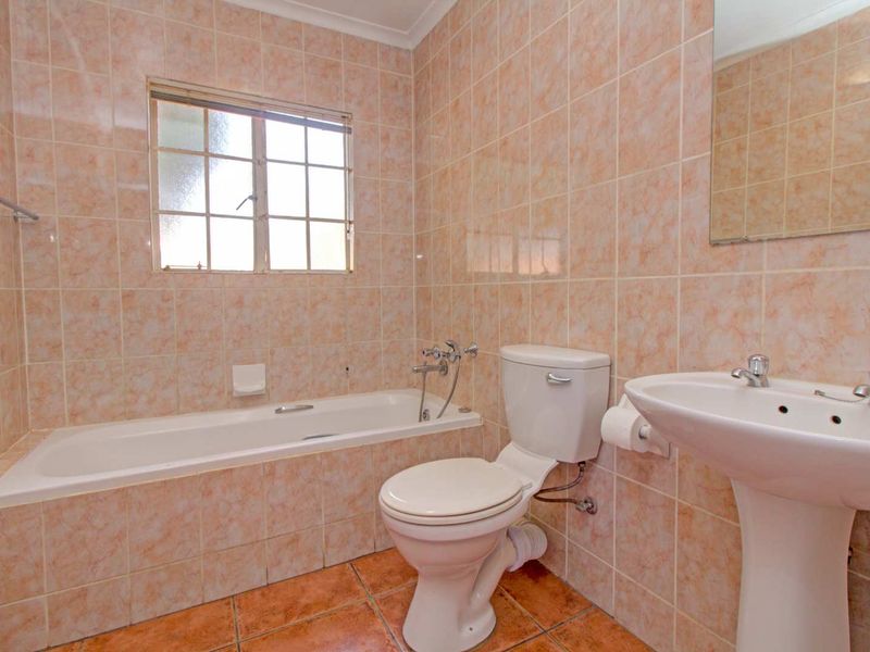 Your Ideal Townhouse: Entertain, Relax, and Live Comfortably! - Photo 9