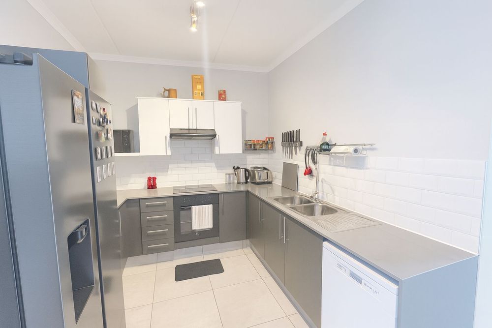 Kitchen with undercounter elo, glass top with extractor fan