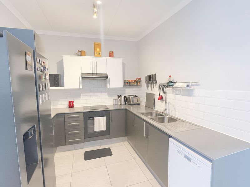 Ground Floor Modern Townhouse - Photo 3