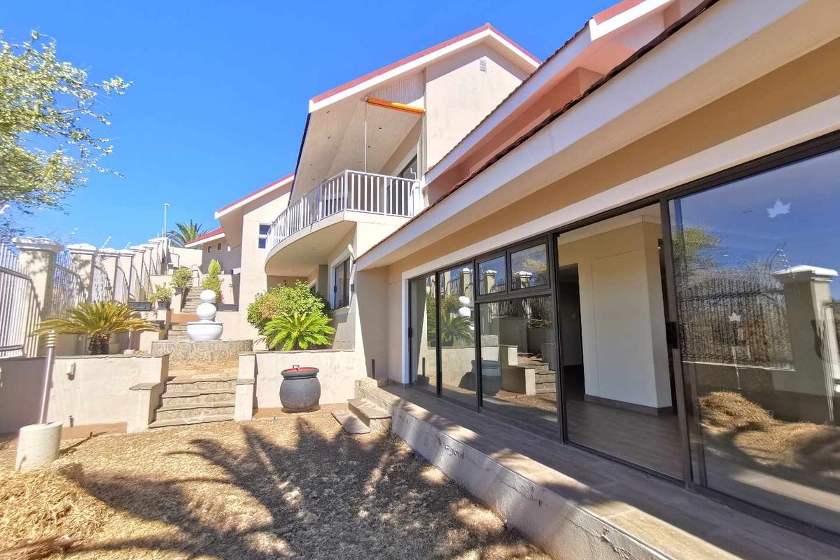 Two-storey House with north-west views   views - Photo 3
