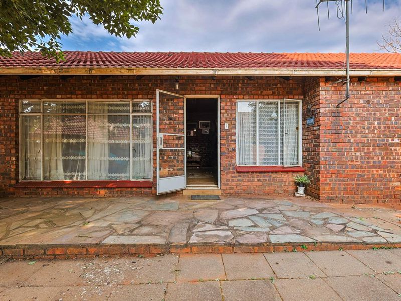 A Hidden Gem with Endless Potential – 3 Bedroom Family Home - Photo 2