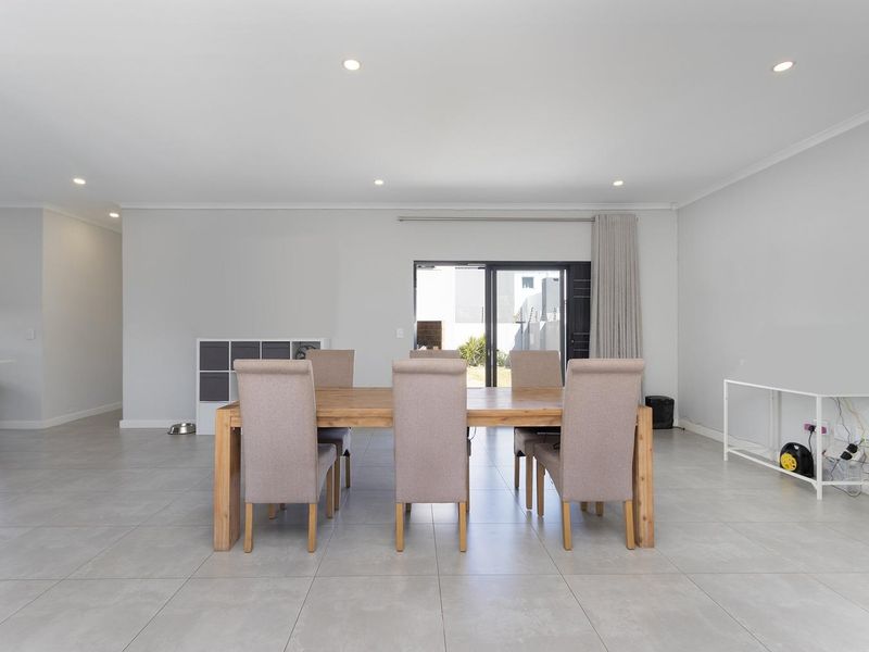 Charming Family Living in the Heart of Sandown - Photo 5