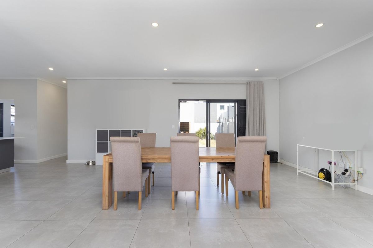 Charming Family Living in the Heart of Sandown - Photo 5