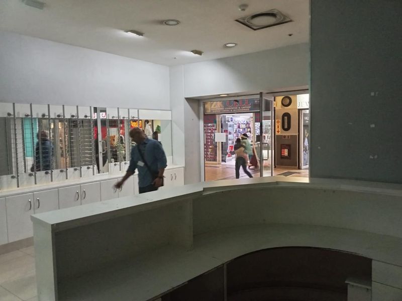 Prime Retail space to let - Photo 4