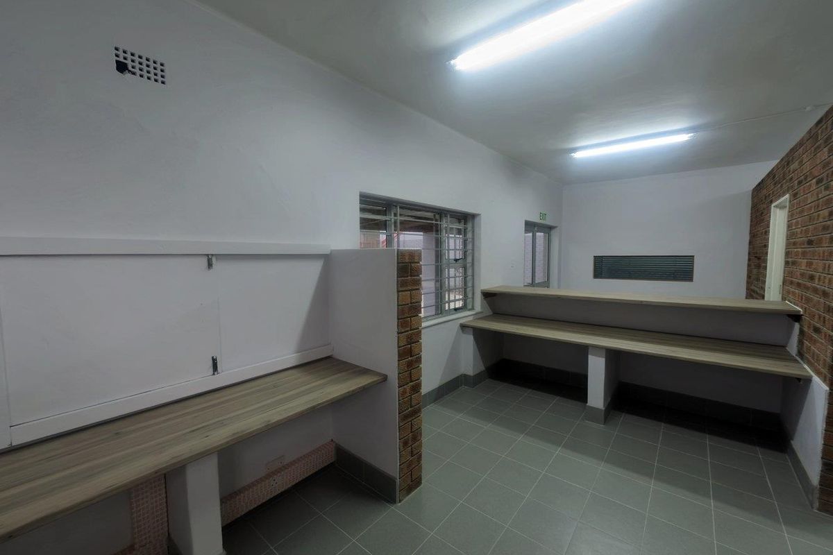 184sqm light industrial unit To Let Brackenfell - Photo 4