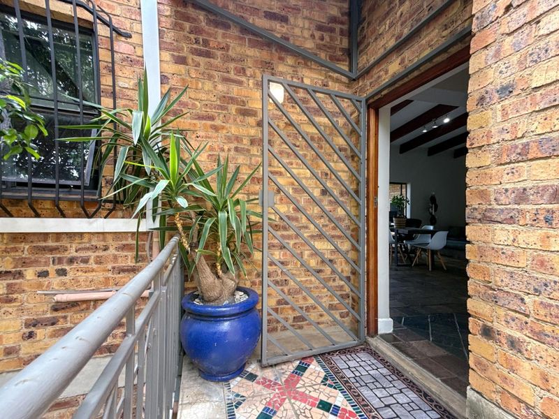 Pretoria's Best-Kept Secret | 3 Bed 2 Bath Home with Unbeatable Views for sale - Photo 4