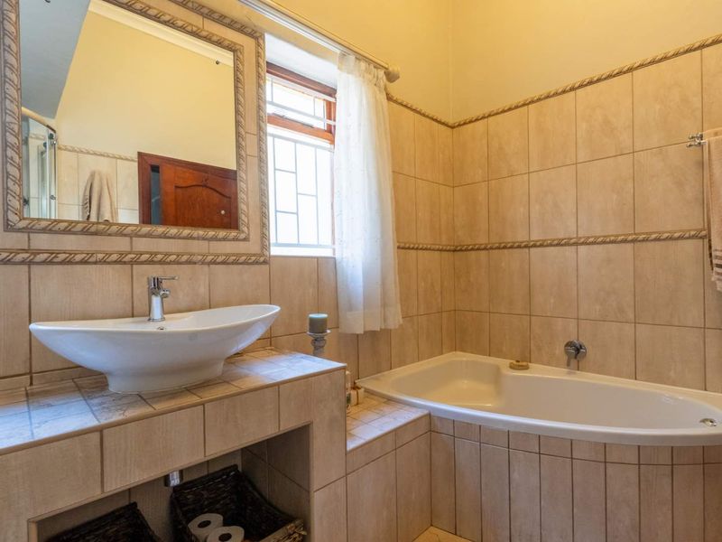 Historic Rawsonville home with timeless charm, spacious living, solar, borehole, and flatlet potential — blending heritage character with modern comfort. - Photo 10