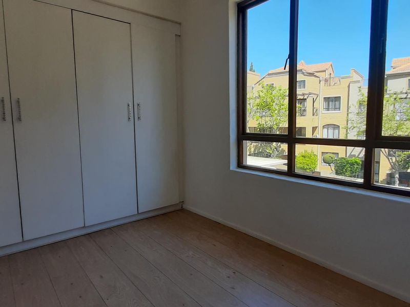 Spacious 2 bed, 1 bath loft apartment available in Lonehill - Photo 10