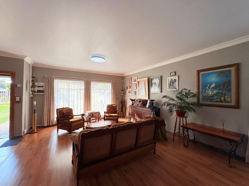 Spacious Family Home with Solar Power and Borehole  in Langenhovenpark - Photo 6