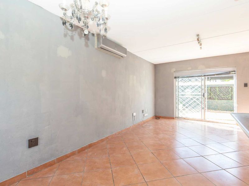 Secure, stylish Duplex Townhouse. - Photo 4