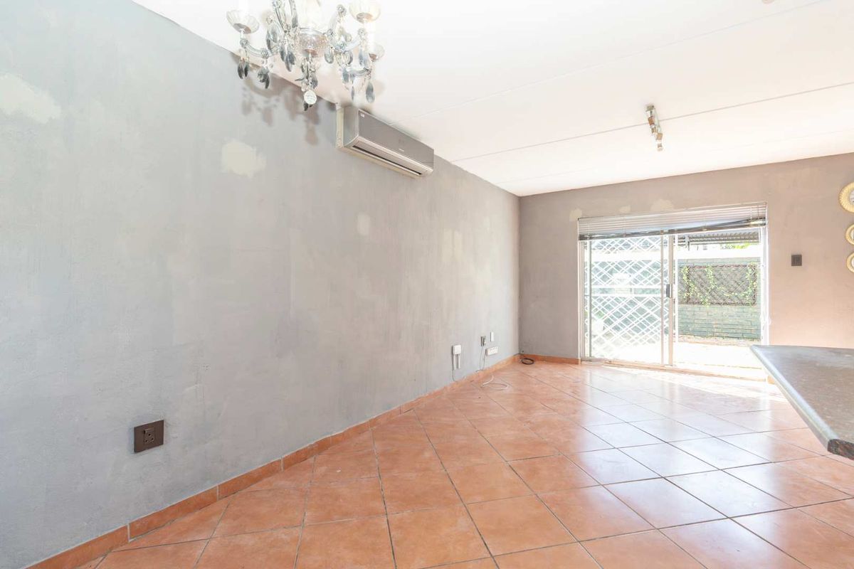 Secure, stylish Duplex Townhouse. - Photo 4