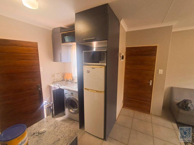 3 Stunning Bedroom In Clayville Ext 76 - Photo 3