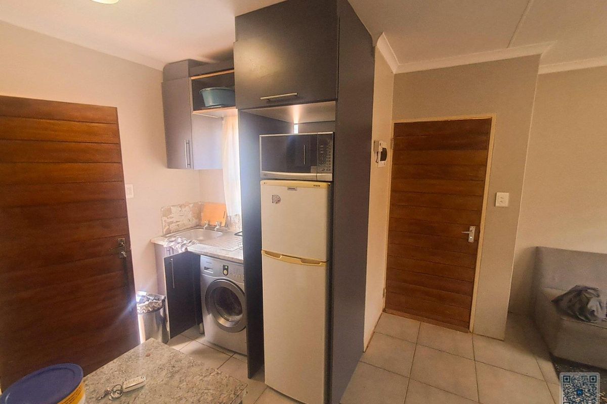 3 Stunning Bedroom In Clayville Ext 76 - Photo 3