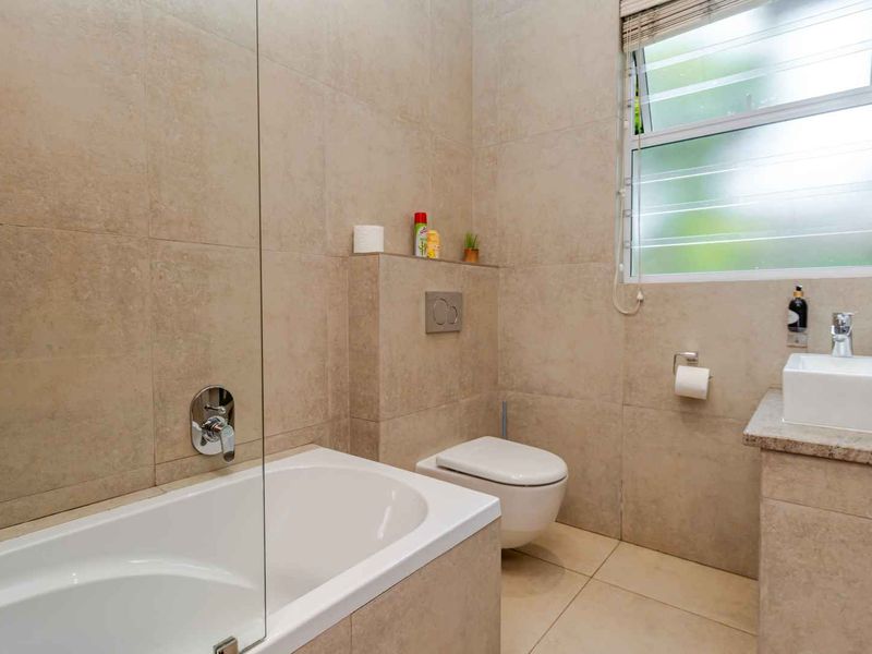 A Large Luxurious  4-Bedroom Residence with Exceptional Space and Versatility in Upper Bedfordview - Photo 9