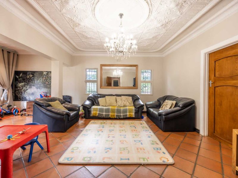 Beautifully Renovated Family Home in Waterkloof — R4,400,000 - Photo 5