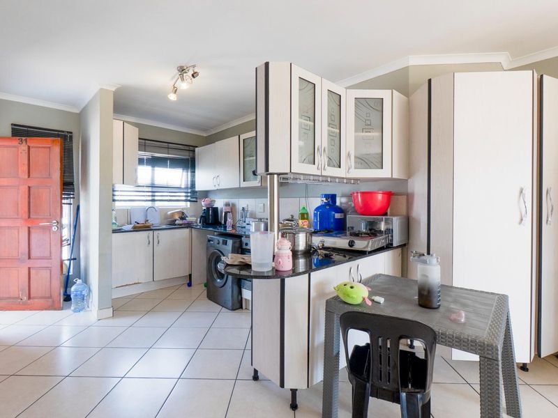 Spacious modern unit with open balcony - Photo 9