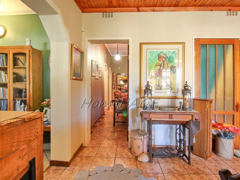 Otjiwarongo:  Beautiful and pristine 3- bedroom house with a beautiful well-kept garden and a detached 2- bedroom flat - Photo 6