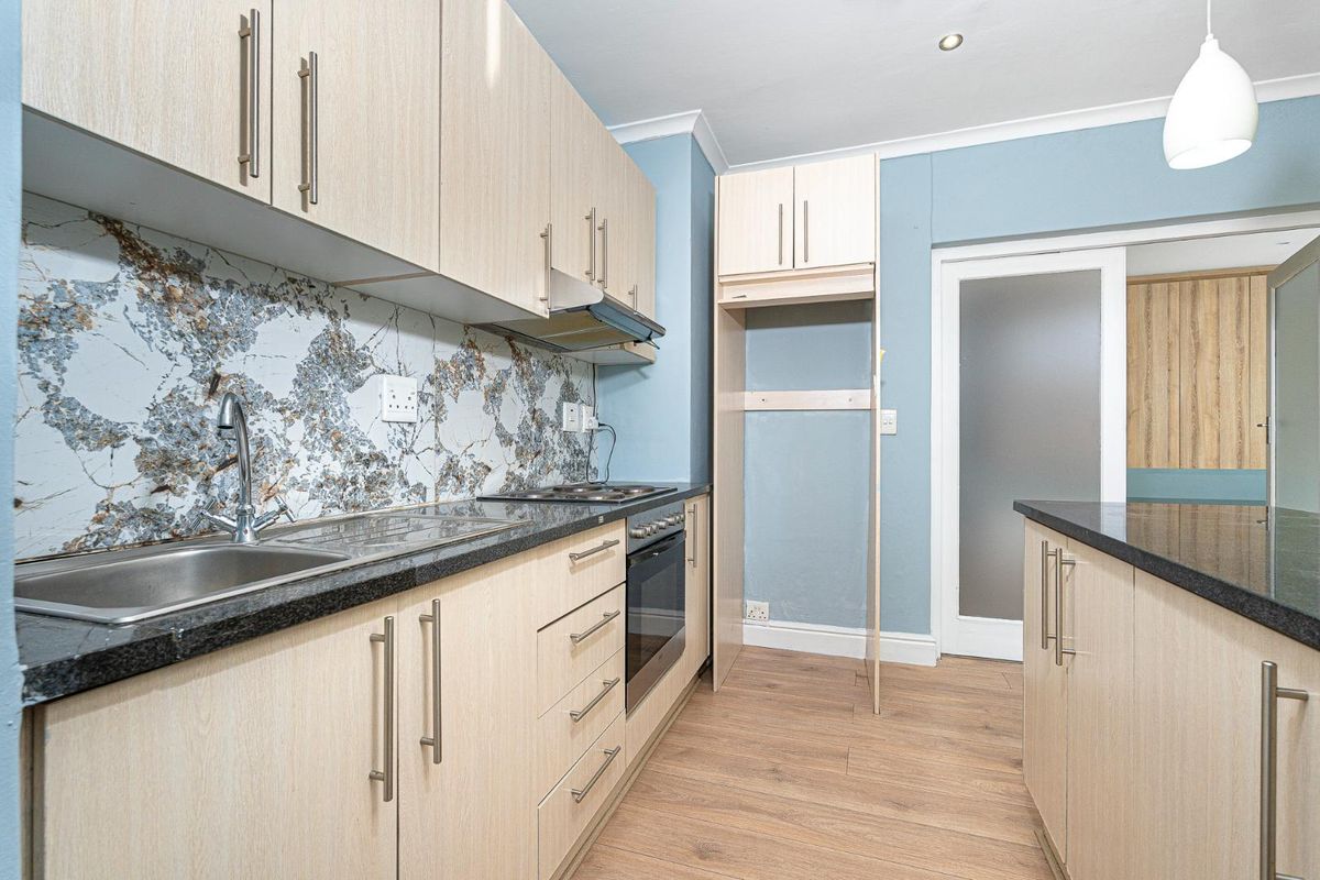 Spacious 360m2 Home in Prime Claremont – Ideal Family Living with Secure, Modern Comfort - Photo 2