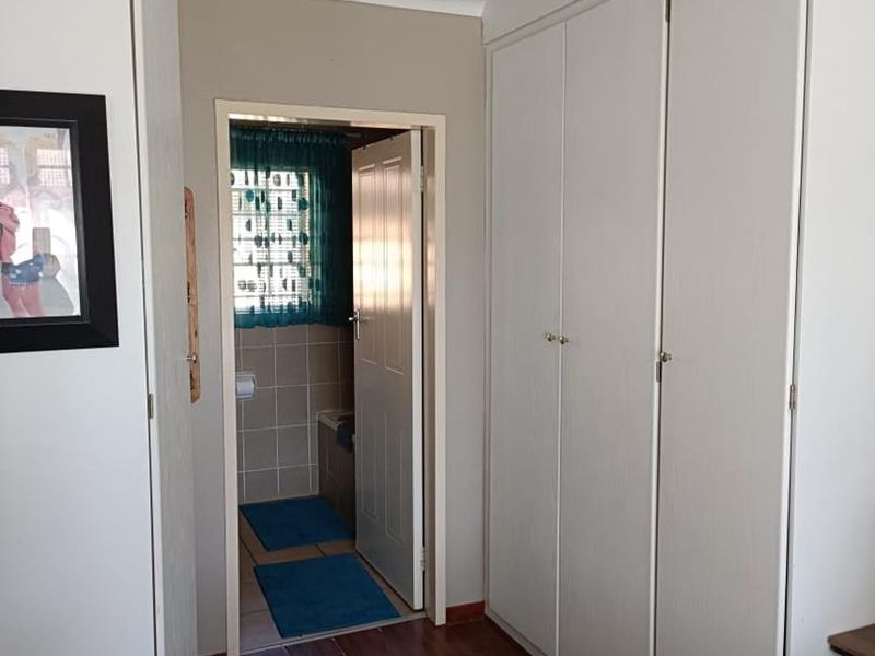 Charming 2-Bedroom Townhouse - Photo 8