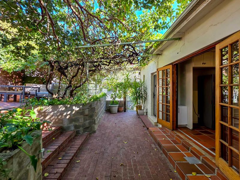 Grand old dame with pool and views - Photo 3
