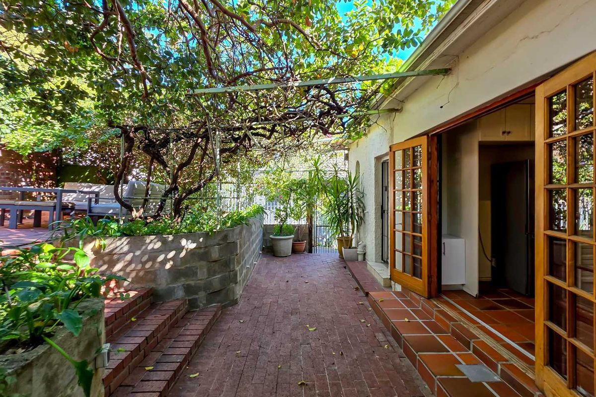 Grand old dame with pool and views - Photo 3
