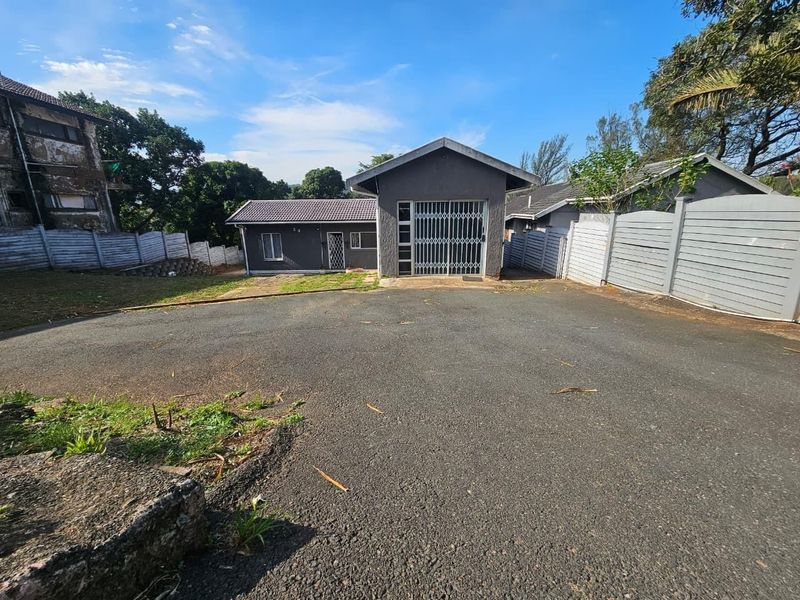 Four-Bedroom Family Home with Secure Parking in Austerville - Photo 1
