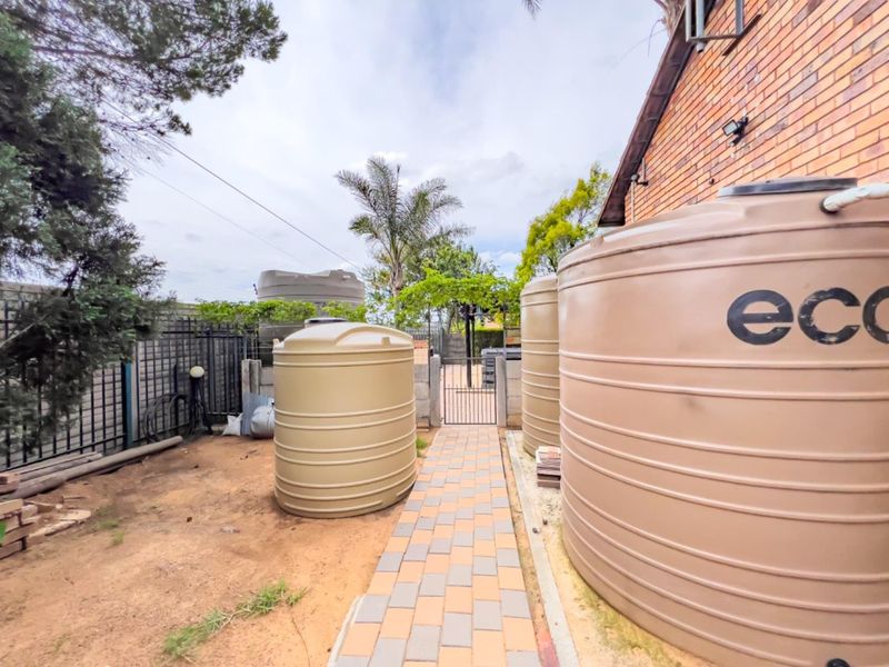 HOUSE WITH SEPARATE FLAT IN MINT CONDITION - Photo 3