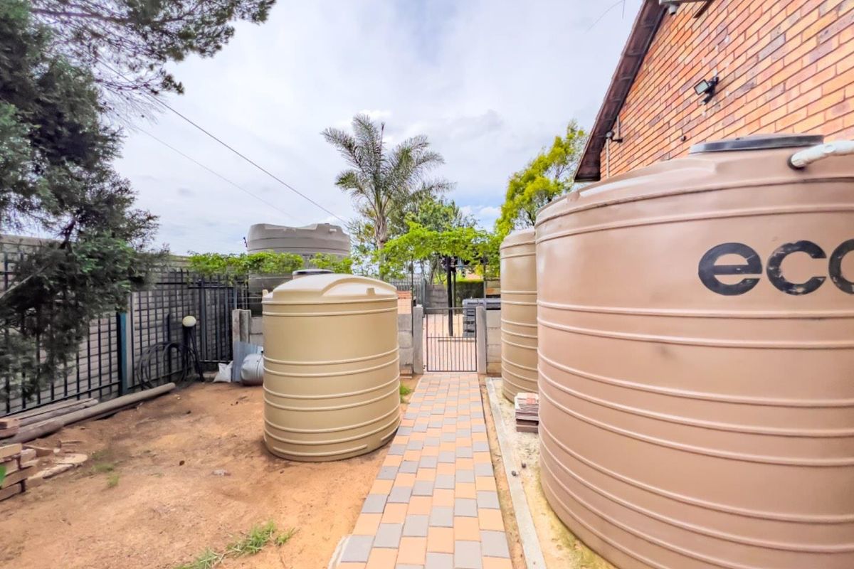 HOUSE WITH SEPARATE FLAT IN MINT CONDITION - Photo 3