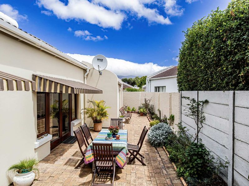 Solid, Comfortable Cottage Home!! - Photo 2