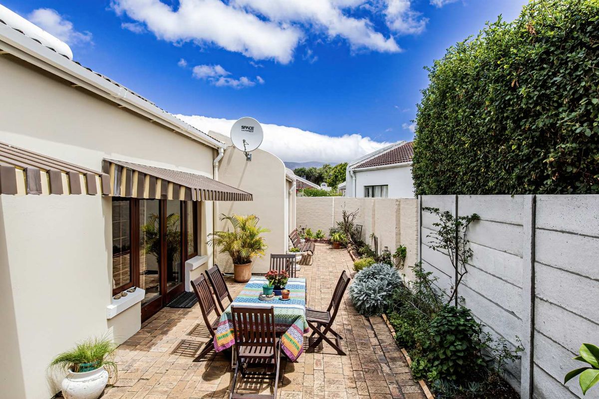 Solid, Comfortable Cottage Home!! - Photo 2