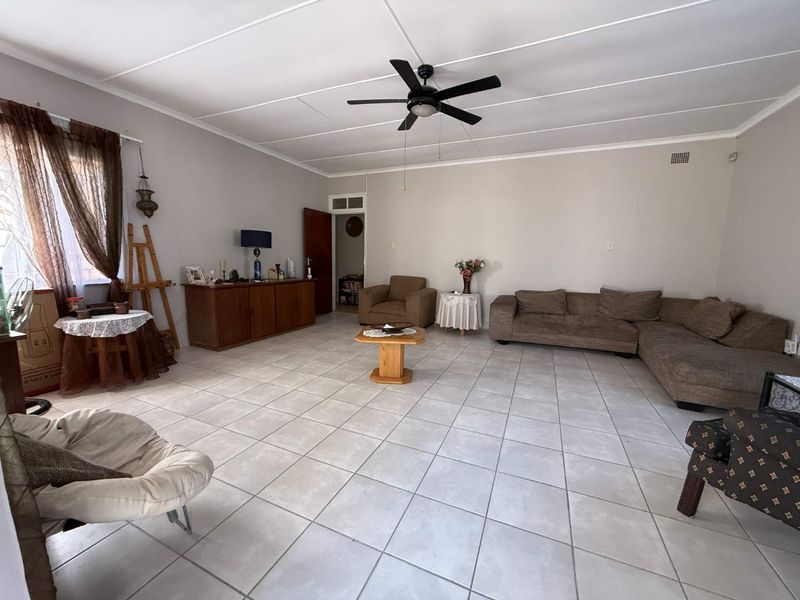 Three bedroom family home - Photo 4