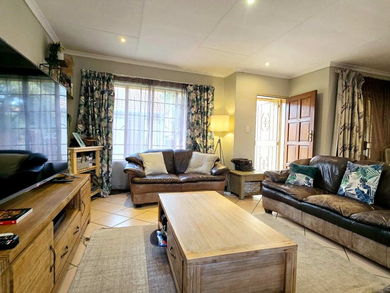 Spacious 3-Bedroom simplex for Sale in Equestria - Photo 2