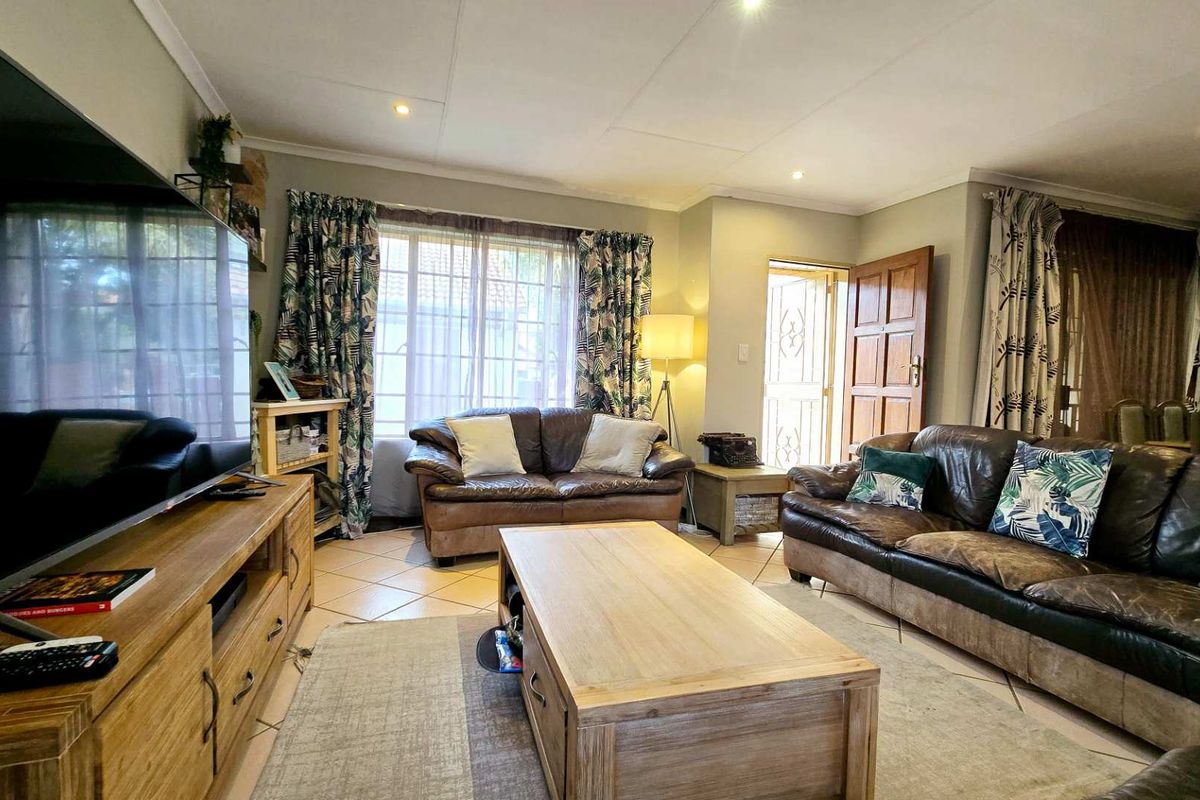 Spacious 3-Bedroom simplex for Sale in Equestria - Photo 2