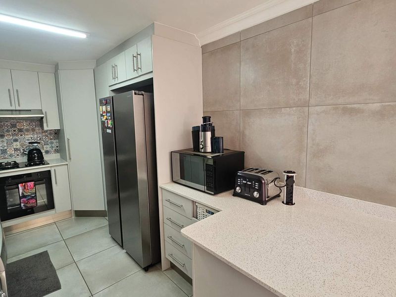 Spacious 2-bedroom haven: Perfect for retirees & holidaymakers - Photo 8