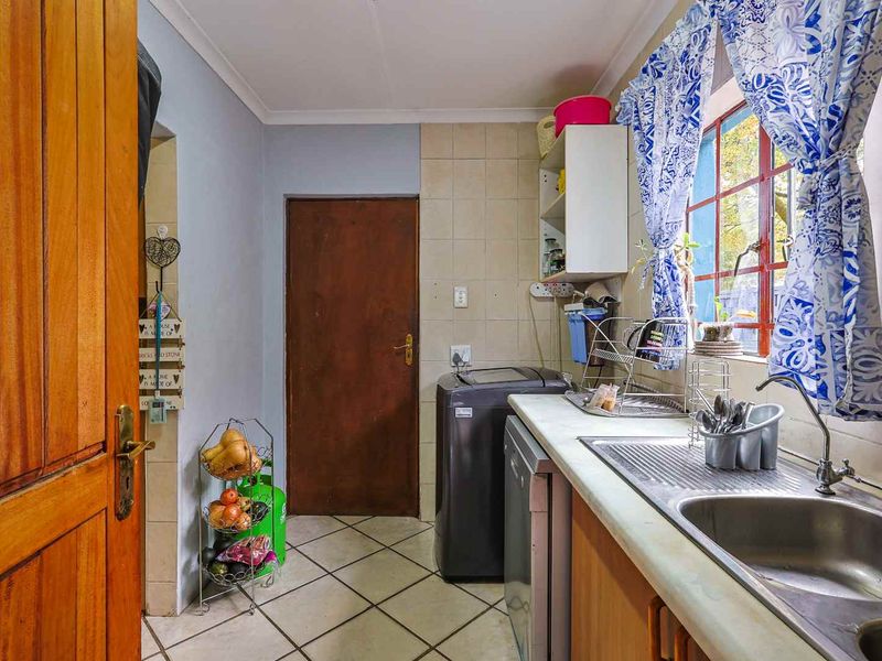 5 Bedroom House - Photo 8