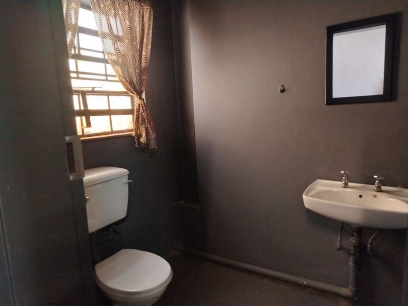 Unlock Potential: 220m2 Commercial Space in Alrode South! - Photo 8