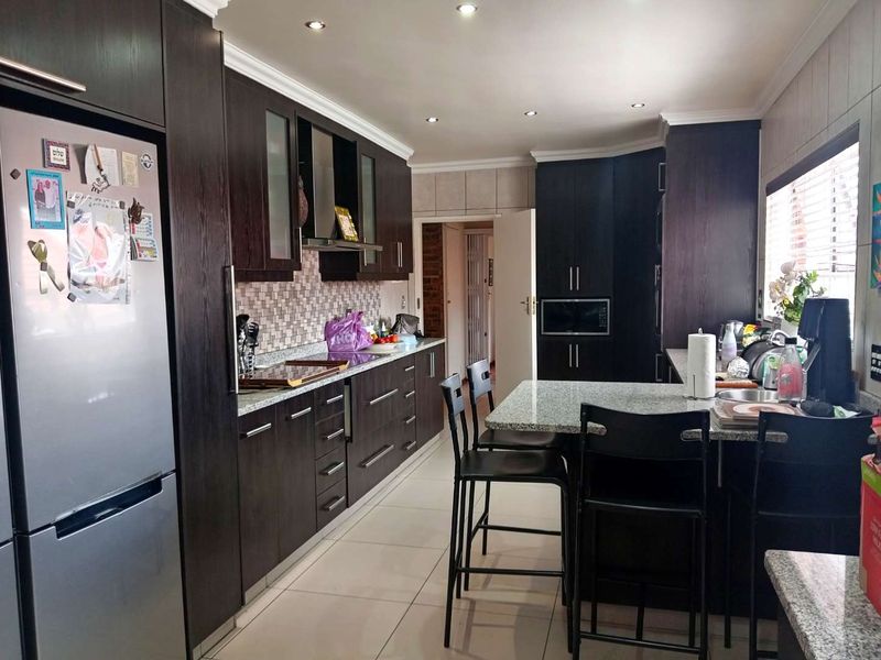 Your Dream Family Home In Bruma's Premier Boomed Enclave! - Photo 10