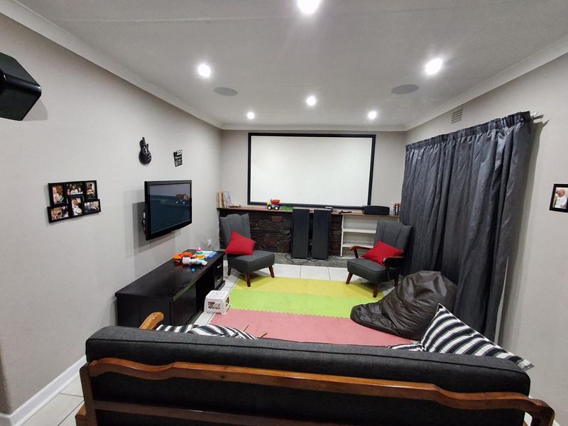 Neat & Secure Family Home in Quiet Three Rivers Neighbourhood - Photo 7