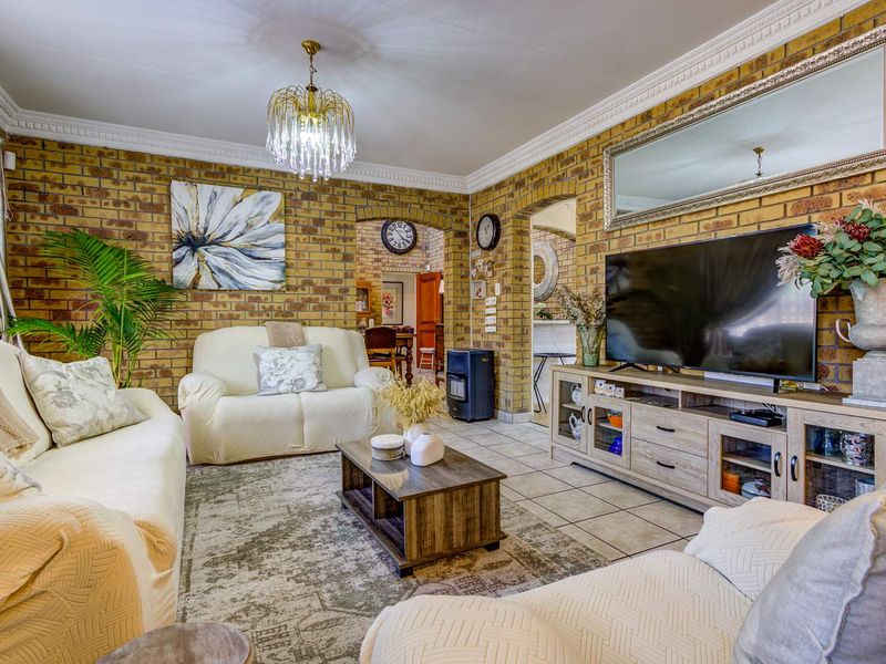 Upmarket 3-bedroom Townhouse in Edleen Ext3 perfect for luxury living - Photo 10